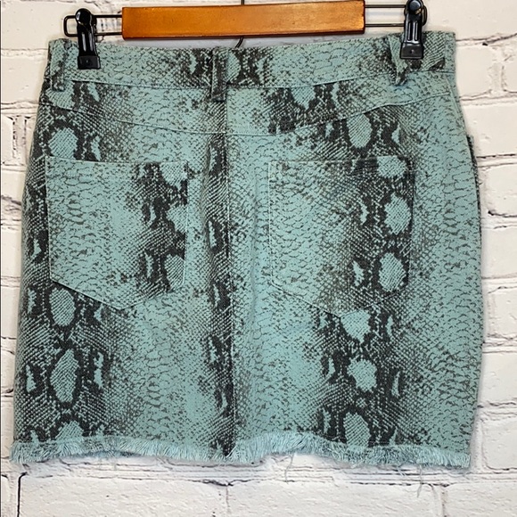 Blue Blush Blue Gray Snake Print Frayed Hem Skirt Size Medium - Picture 3 of 13